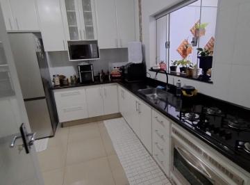 Casa · 242m² · 3 Quartos · 2 Vagas · Sobrado em Americana