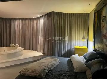 Apartamento · 200m² · 3 Quartos · 3 Vagas · Cobertura com 3 Dormitórios, 1 Suíte, 2 Semi suite, 200 m², aluguel de R$ 15.000 - Centro, Balneário