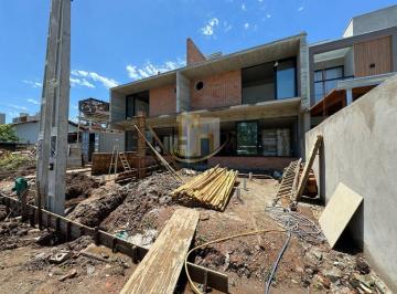 Casa · 137m² · 3 Quartos · 2 Vagas · Sobrado de alto padrao dispondo de 3 quartos sendo 1 suite, no bairro Itacolomi em Balneario picarra