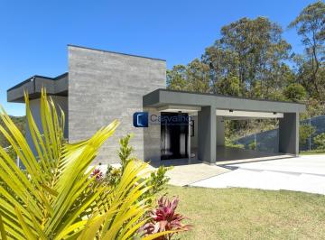 Casa · 320m² · 3 Quartos · 6 Vagas · Casa de Alto Padrão à Venda – Porteira Fechada | Conforto, Lazer e Tecnologia
