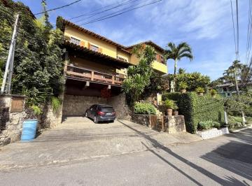 Casa · 500m² · 5 Quartos · 2 Vagas · Sofisticação, conforto e uma vista deslumbrante para o mar.