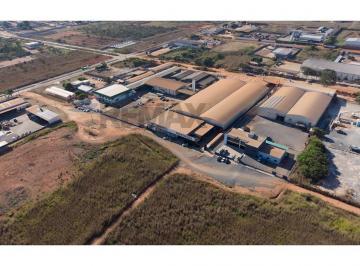 Comercial · 9300m² · 2 Quartos · Galpão Industrial com 9.300m2 de Terreno de Frente para a BR 020 Formosa GO