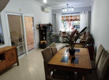 Casa · 180m² · 3 Quartos · 2 Vagas · Casa cond com portaria 24horas, com quintal e entrada lateral, com lazer .