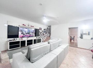 Casa · 150m² · 4 Quartos · 2 Vagas · Sobrado com 4 suítes, 114m2, 2 vagas, varanda, armários, quintal em rua tranquila.