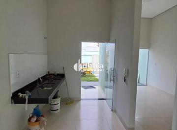 Casa · 125m² · 2 Quartos · 2 Vagas · Casa com 2 quartos sendo 1 suíte disponível para venda no bairro Jardim Holanda em Uberlândia-MG