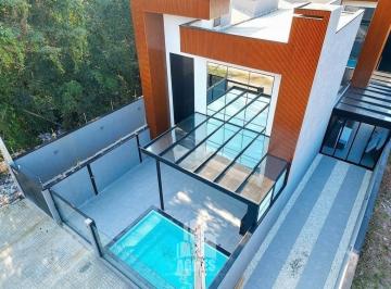 Casa · 137m² · 3 Quartos · 2 Vagas · Alto padrão em Guaratuba, luxo a 750m do mar