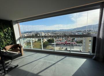 Sacada integrada e vista · Apartamento Centro de Palhoça com 179,77 m2