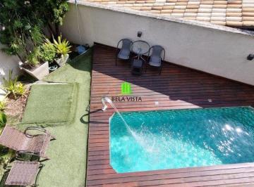 Casa · 136m² · 3 Quartos · 2 Vagas · Casa Moderna de 137 m², 3 Quartos, Suíte Master com Banheira, Piscina Aquecida e