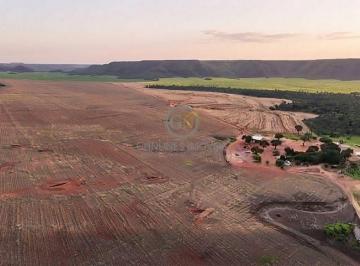 Vista aérea panorâmica da fazenda em Posse - GO, destacando a grande extensão de área aberta e a topografia favorável para a mecanização agrícola. · Fazenda à Venda em Posse GO | 1.131 Hectares de Dupla Aptidã