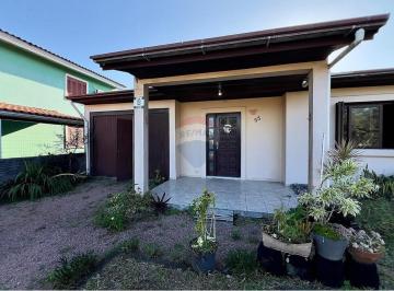 Casa · 140m² · 2 Quartos · 3 Vagas · Casa dos Sonhos em Capão: Conforto e Privacidade!