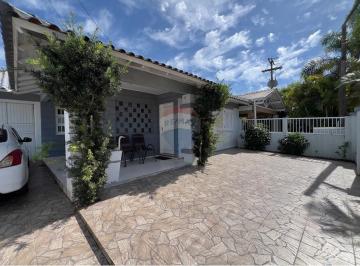 Casa · 130m² · 3 Quartos · 2 Vagas · Casa dos Sonhos em Capão Novo: Conforto e Lazer!