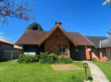 Casa · 130m² · 2 Vagas · CASA PARA ALUGAR COM PÁTIO PRIVATIVO 2 QUARTOS