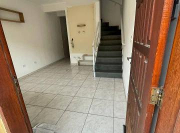 f13e92681eaf6e1306be41e865a9f28fb159d75c · Sobrado Conservado com 2 Dormitórios, Sacada e Quintal Privativo no Samambaia