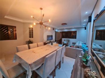 Casa de 3 quartos, Guarulhos · Casa à Venda no Jardim Vila Galvão | 3 Dormitórios, Suíte, Espaço Gourmet e 4 Vagas