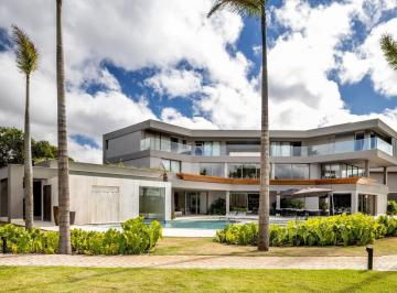 Casa · 1900m² · 5 Quartos · 15 Vagas · O terreno ponta de picolé fez a primeira gentileza.