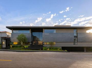 Casa · 1760m² · 6 Quartos · 8 Vagas · 1.760m² de área construída. A pessoa de humanas que fez o anúncio ficou com uma queda para exatas.