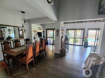 Casa · 248m² · 3 Quartos · 3 Vagas · Sobrado à venda no bairro Areal em Pelotas/RS