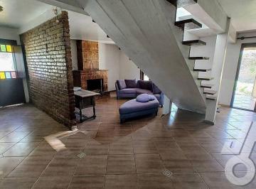 Casa · 274m² · 3 Quartos · 2 Vagas · Sobrado à venda no bairro Laranjal em Pelotas/RS