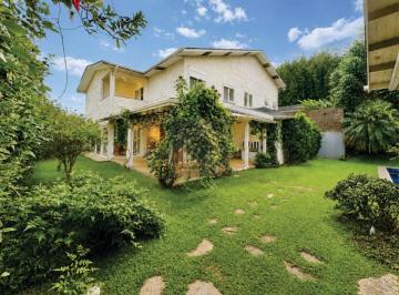 Casa de 4 quartos, Cotia · Mansão Moderna na Granja Viana - 2 Lotes - 4 Suítes - Piscina Aquecida - Área Gourmet Completa
