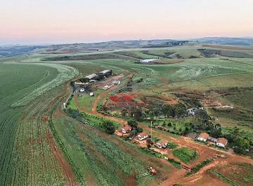 Vista aérea panorâmica mostrando a excelente topografia da fazenda e a distribuição inteligente das áreas de produção na região de Araxá. · Fazenda à Venda em Araxá MG | 2.300 ha com Pivôs e Café