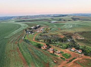 Vista aérea panorâmica mostrando a excelente topografia da fazenda e a distribuição inteligente das áreas de produção na região de Araxá. · Fazenda à Venda em Araxá MG | 2.300 ha com Pivôs e Café