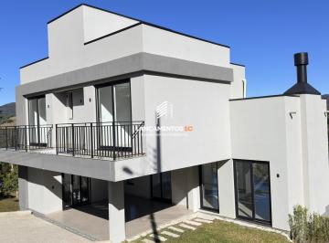 Casa · 218m² · 3 Quartos · 2 Vagas · Casa nova, pronta para morar no Condomínio Costa da Serra