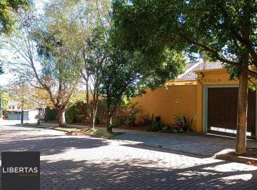 Casa · 123m² · 2 Quartos · 2 Vagas · Casa em condomínio com piscina e 2 vagas