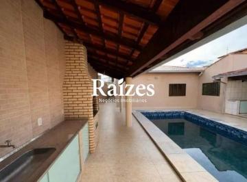 Casa · 230m² · 3 Quartos · 4 Vagas · Casa com 3 Quartos sendo1 Suíte, Piscina e Espaço Gourmet no Bairro Santa Mônica