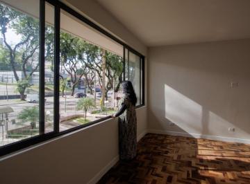 Apartamento · 118m² · 2 Quartos · 1 Vaga · Apartamento reformado em predinho com muita personalidade no Água Verde