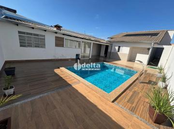 Casa · 300m² · 4 Quartos · 2 Vagas · Casa com 4 quartos sendo 2 suítes disponível para locação no bairro São Jorge em Uberlândia-MG