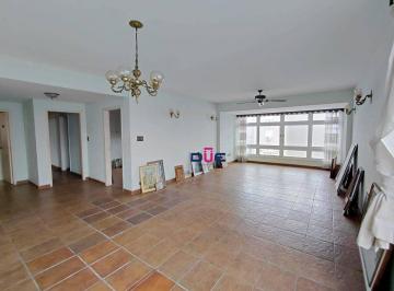 c0617eaa703ae5cb5ca93a297de341498e9d2a79 · Apartamento com quatro, quartos sendo 1 suite, 2 quaras da praia.