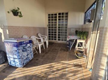 Casa de 4 quartos, Samambaia · Casa de esquina com duas residências em funcionamento! Possibilidade de Financiamento!!!
