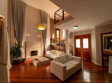 Sala de Estar · Casa de Condomínio com Piscina, Lareira, Banheira.