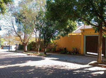 Casa · 123m² · 2 Quartos · 2 Vagas · Casa em condomínio com piscina e 2 vagas