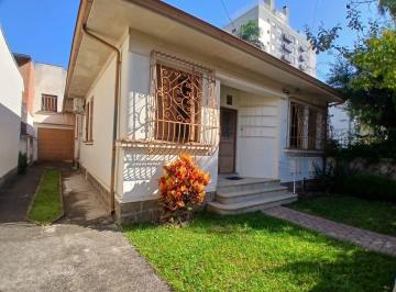 Casa · 137m² · 3 Quartos · 2 Vagas · Terreno com casa no bairro Azenha- Porto Alegre/RS.