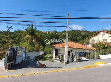 Casa · 2877m² · 16 Quartos · 4 Vagas · Amplo terreno com 5 casas independentes, ideal para geração de renda com locação anual ou de tempora