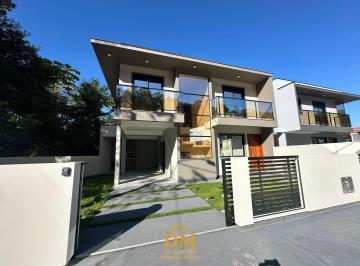 Casa · 130m² · 3 Quartos · 1 Vaga · Sobrado Alto Padrão em Jardim Botânico, São José/SC