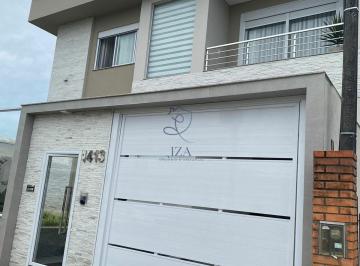 Casa · 230m² · 3 Quartos · 2 Vagas · Casa de alto padrão com piscina no bairro Cordeiros em Itajaí
