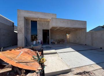 Casa de 3 quartos, Gama · Casa Nova na Ponte Alta Norte | 3 Suítes, Pé-Direito Alto, Condomínio Fechado e Entrega Pronta