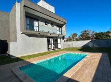 Piscina nos fundos · Casa de 275,15m² com 3 quartos (1 suíte) em São João do Rio Vermelho, Florianópolis.