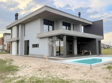 Casa · 283m² · 4 Quartos · Ampla casa (NOVA) com 04 suítes no Condomínio Arenas Curumim em Capão da Canoa - RS
