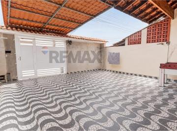 Casa · 176m² · 3 Quartos · 2 Vagas · Casa Charmosa em Peruíbe: Aluguel Perfeito!