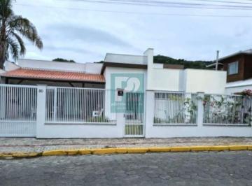 Casa · 129m² · 4 Quartos · 2 Vagas · Casa com 4 Suítes e Amplo Quintal a Poucos Metros da Praia de Zimbros – Bombinhas/SC