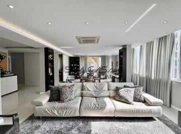 Apartamento · 215m² · 3 Quartos · 1 Vaga · Apartamento reformado à venda em Copacabana com vista lateral mar.
