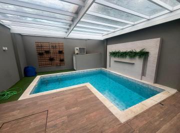 Casa · 228m² · 3 Quartos · 2 Vagas · Sobrado Triplex de Alto Padrão com 3 Suítes e Piscina Aquecida em Santa Felicidade