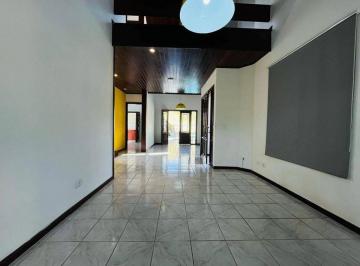 zodv38y2ogzmyzyxytaxm2m3_md · Sobrado com 3 Suítes, Piscina e Espaço Gourmet – Condomínio no Centro