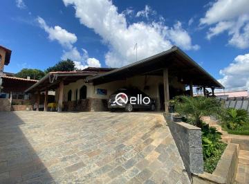 43683dec8cb481a1512cf235a5192340e180385c · Casa Colonial com 204m², 4 Quartos e Lote de Esquina de 432m² à Venda no Bairro Triângulo – Pedro Le