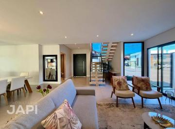 2256c281ae37f99272682470e3b8388ebff7fa3a · Casa de esquina com 3 quartos à venda ,sendo 3 suítes - 289 m² por R$ 2.700.000,00 - Loteamento Rese