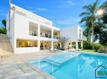 img333235506 · Casa em Condomínio de Alto Padrão em Cotia | 4 Suítes, Piscina e Lazer Completo