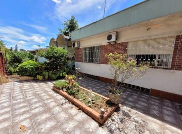 Casa de 3 quartos, Porto Alegre · Casa térrea com garagem no subsolo e anexo